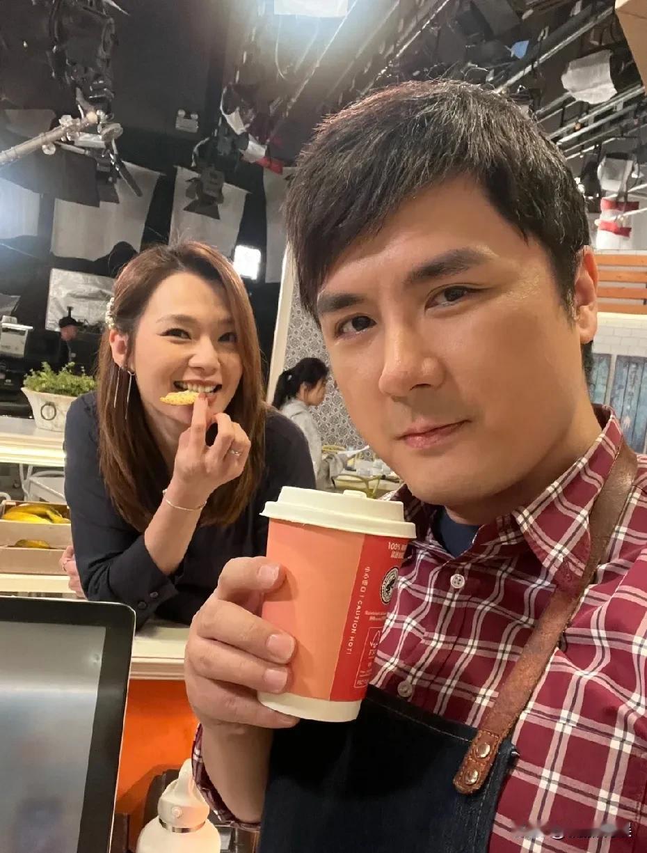 港星李家鼎的儿子李泳豪在母亲施明逝世之后，首次晒工作照，拍电视《爱回家》。
45