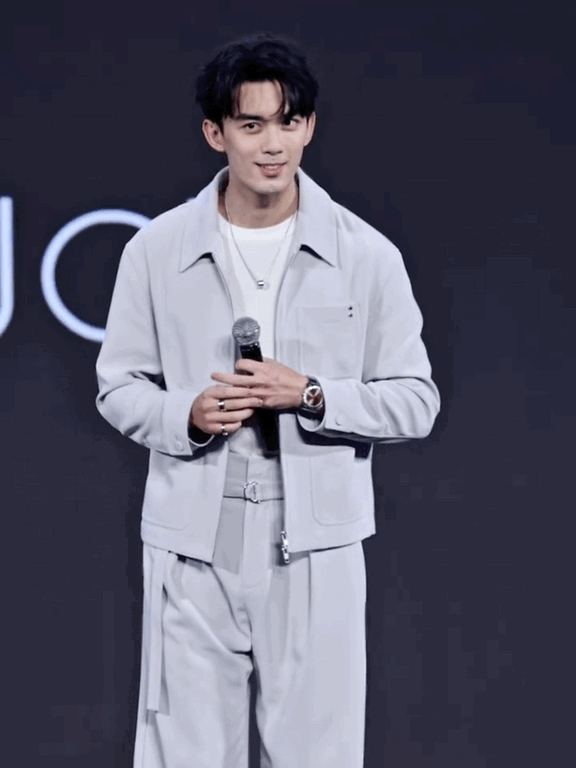 吴磊听到顾家好男人的反应 粉丝嗓门大，他反应更快。话刚落地，他已经笑着拍拍自己了