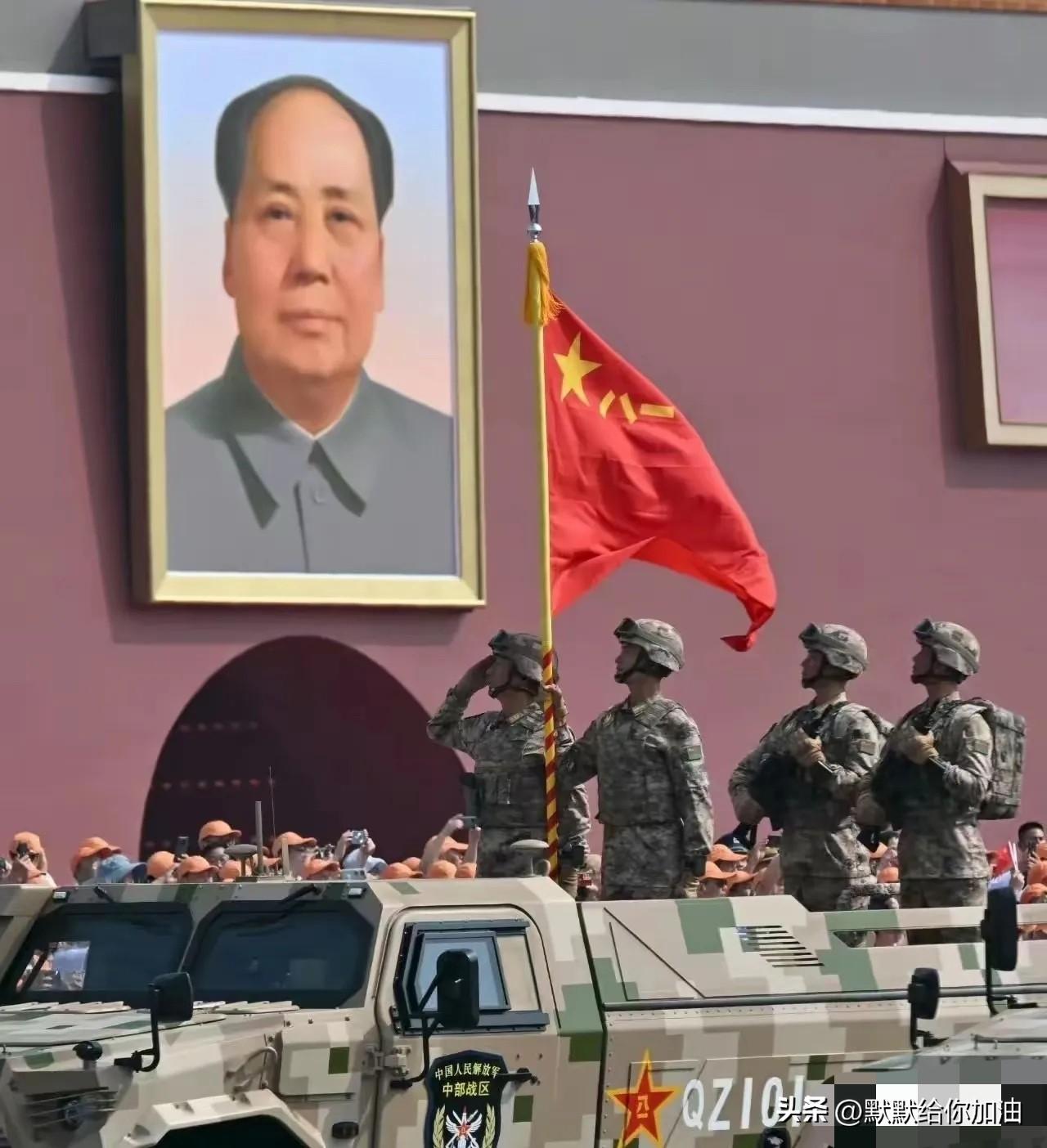 阅兵这张照片：我发现 3 重意义非凡！

第一重意义，士兵们经过建党创军的领导人