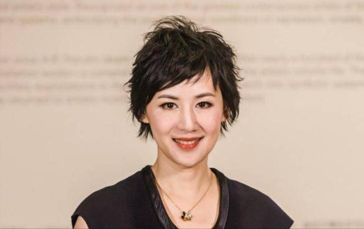 央视所有女主持人都嫁的不如她好！从东方卫视当家美女主播，到上海首富妻子，不仅集智
