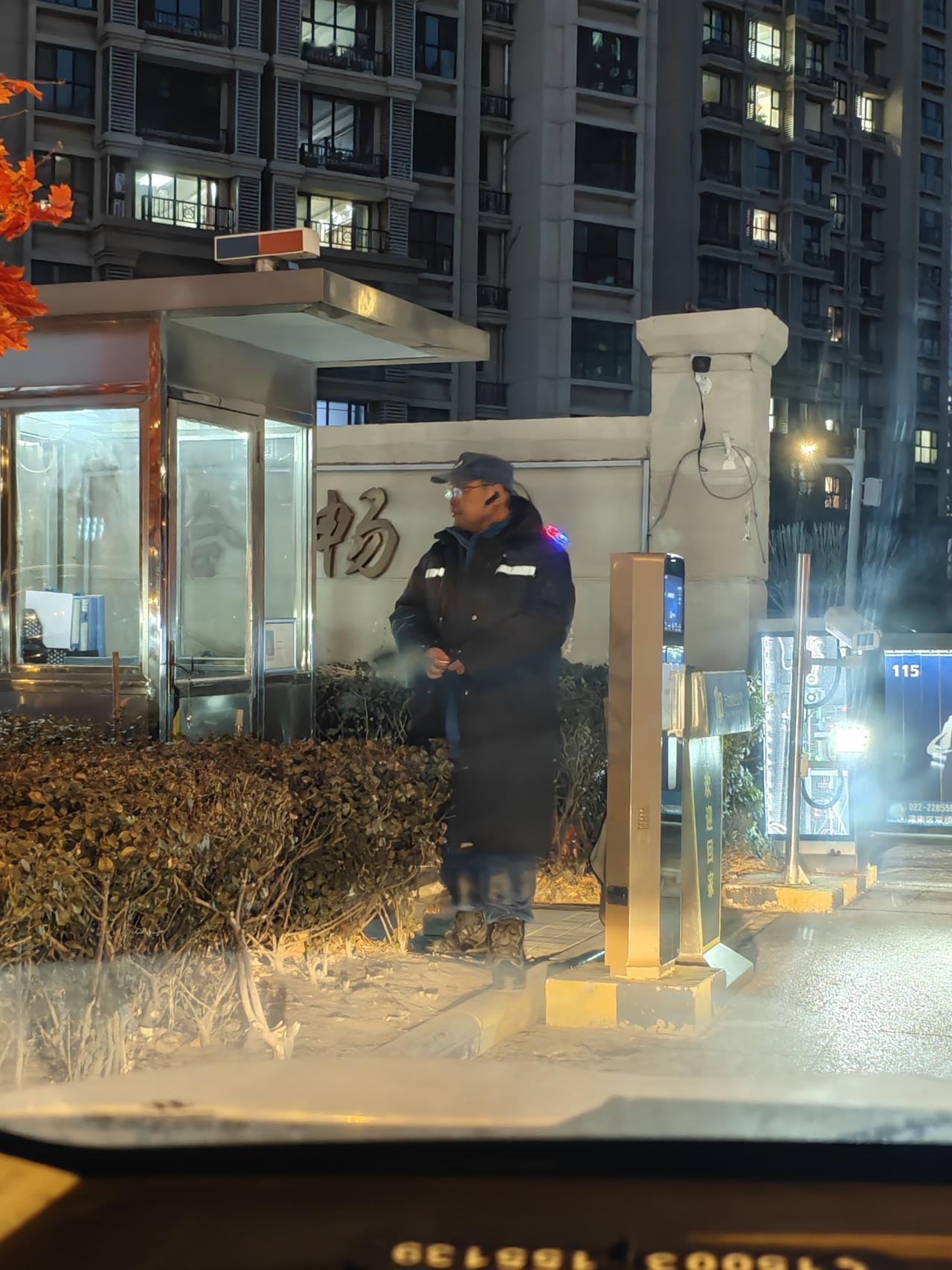 小区保安
       每月工资3600元，五险一金，上12小时休12小时，如果