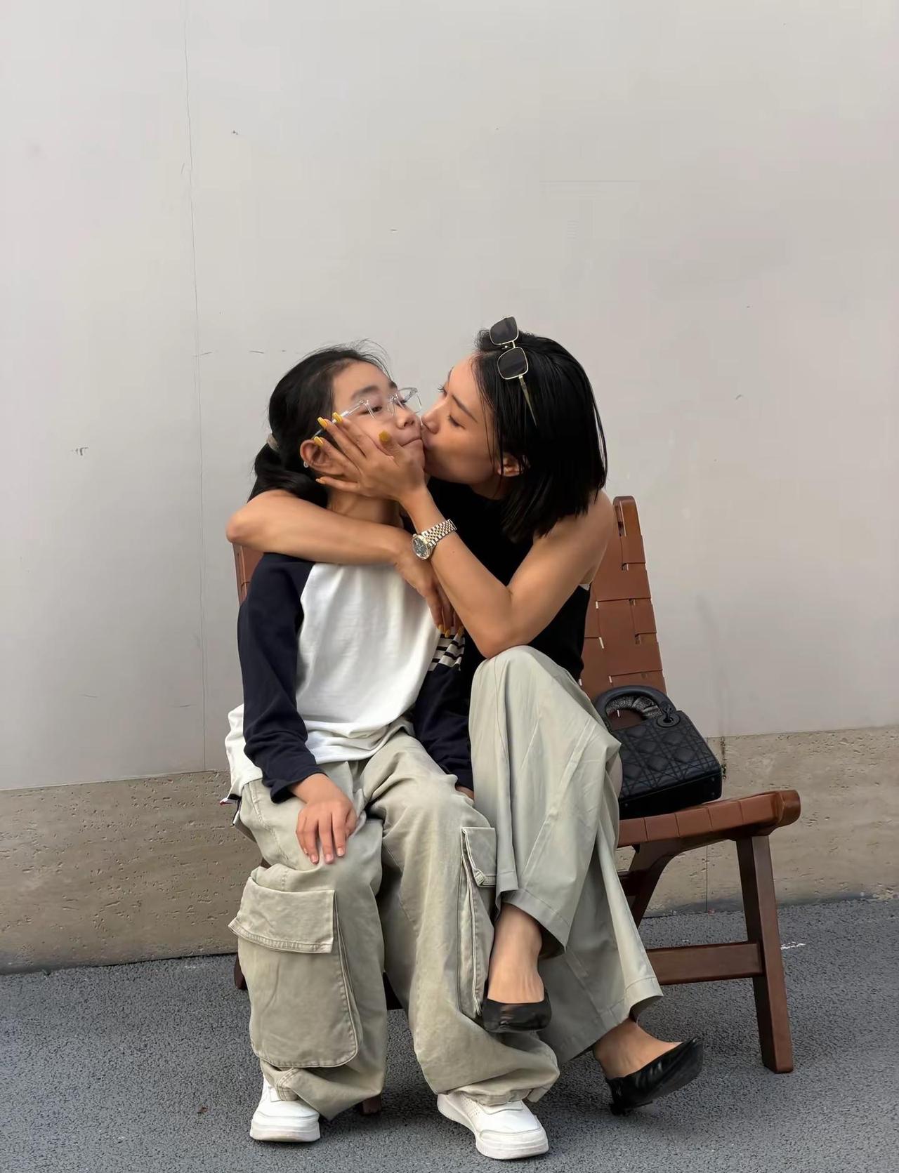 多少姐妹选择离婚把孩子带在身边的成长的过程中 不怕你们成为我的负担  只愿你们平