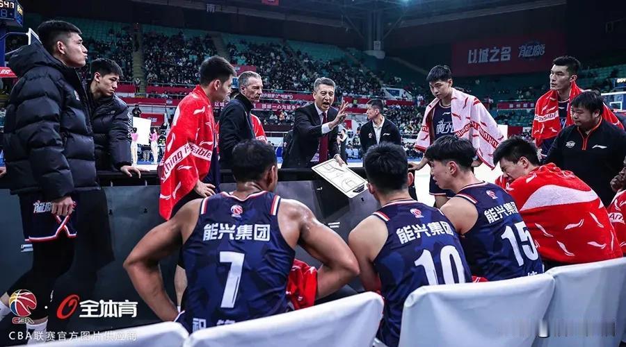 CBA季后赛首轮八支球队亮相，最终只有广州队实现了下克上，攻克了本赛季战绩颇为坚