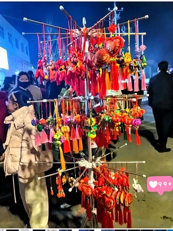 自己亲手缝的香包包！

昨天晚上在新密的夜市上，那叫一个热闹！老远就看见一个挂满