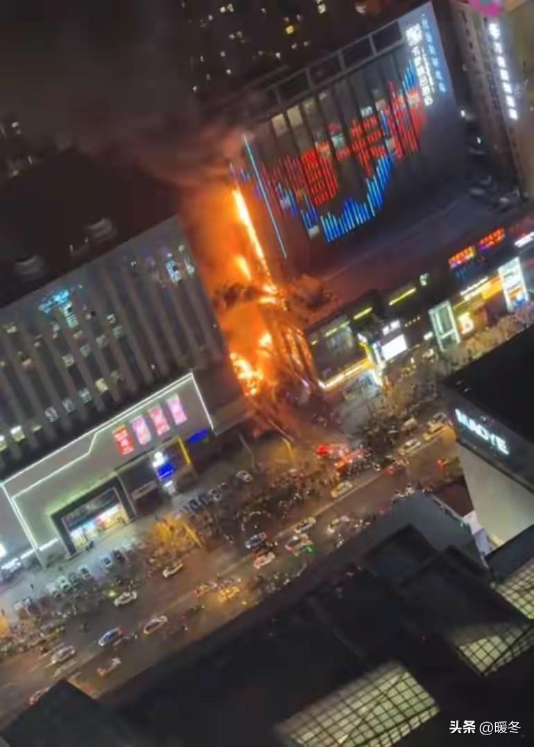 26死伤！太原闹市区高楼突然爆燃，浓烟遮天蔽日，现场看得人头皮发麻！
 
我的天