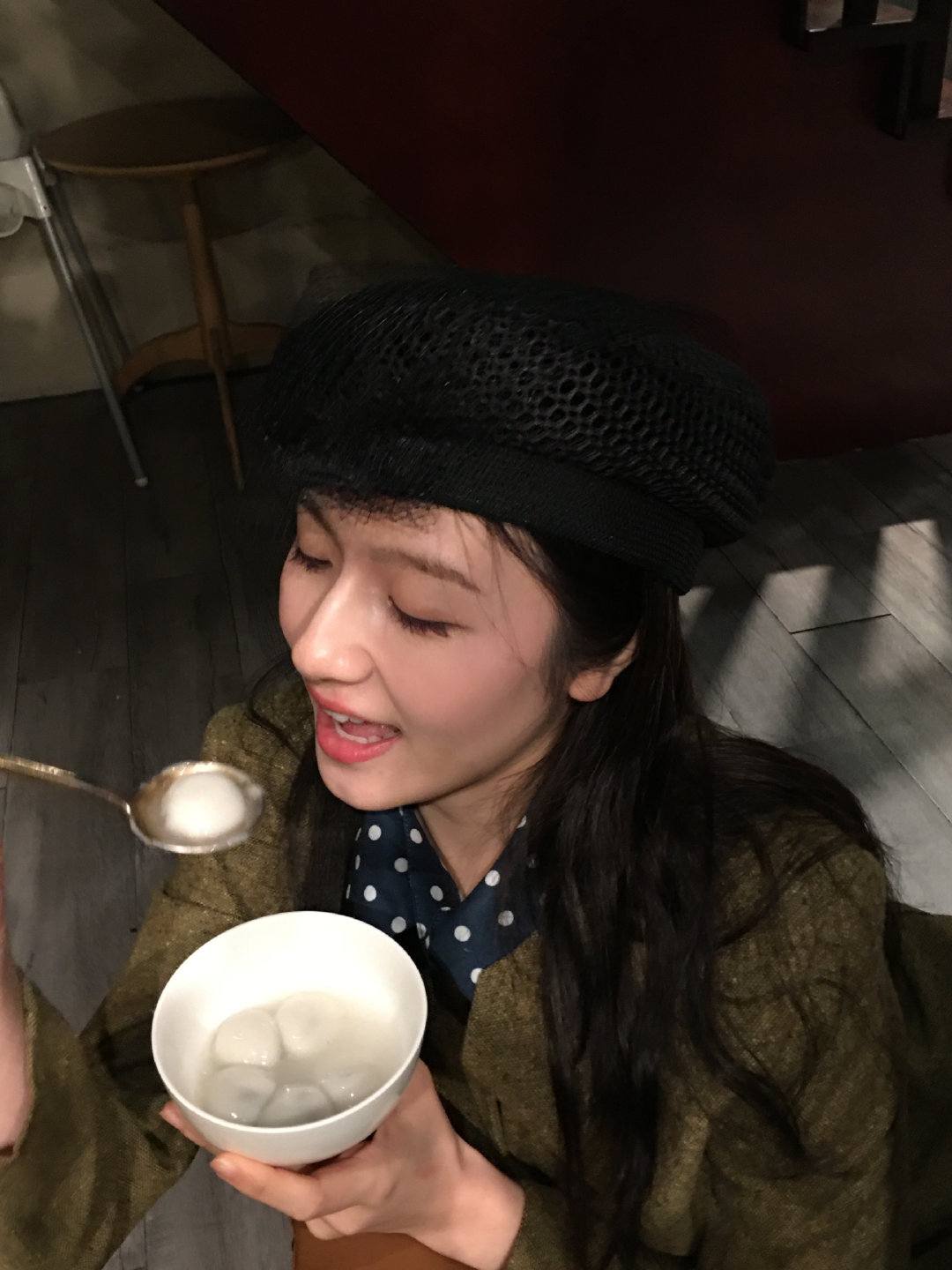 李兰迪元宵节吃汤圆随拍李兰迪元宵节吃汤圆随拍来啦！黑色网纱贝雷帽造型好像留洋归来