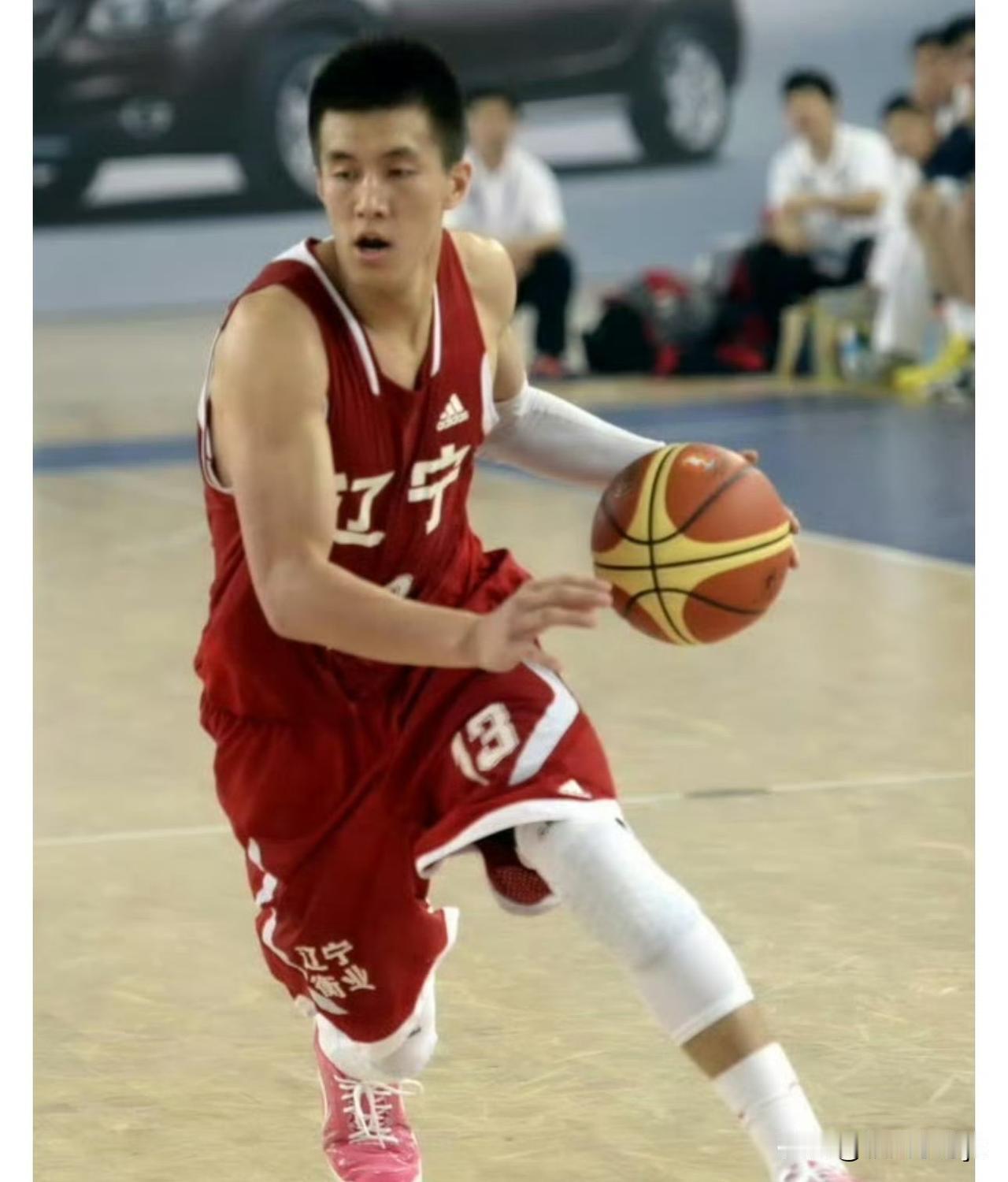 郭艾伦2026年合同到期后是否回归辽篮，真是个让人纠结的话题。一边情义一边愿，球