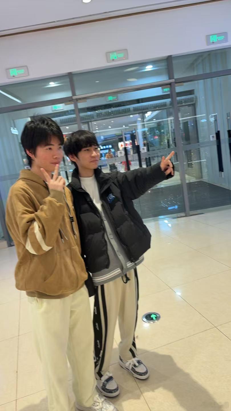 KPL[超话]  求求一笙别虐了 一笙与向鱼两个大佬合影，对普通玩家来说两个都是