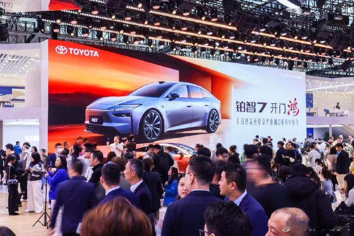 好家伙！广汽丰田展台这人气也太顶了吧！全新纯电 SUV 铂智 7 刚一亮相，直接