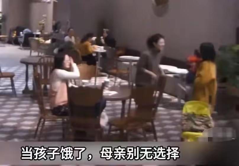 人到了中年再看餐厅喂奶被骂这事儿，
蕞大的“离谱”，
是缩在墙角给娃喂奶的妈妈红