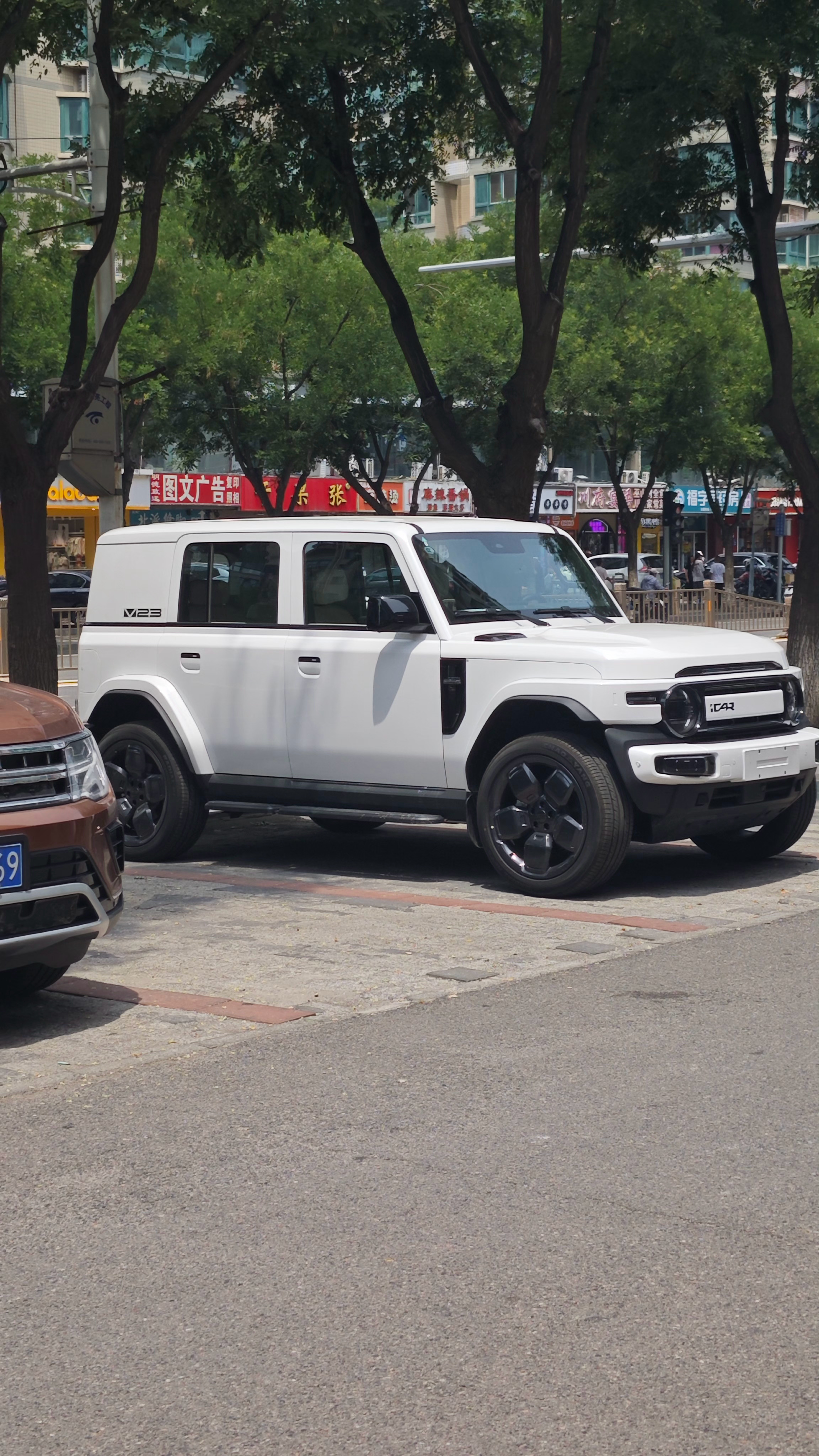 捕捉一辆纯新iCAR V23，一身白，样子实在吸引人，期待iCAR下一款车能玩出
