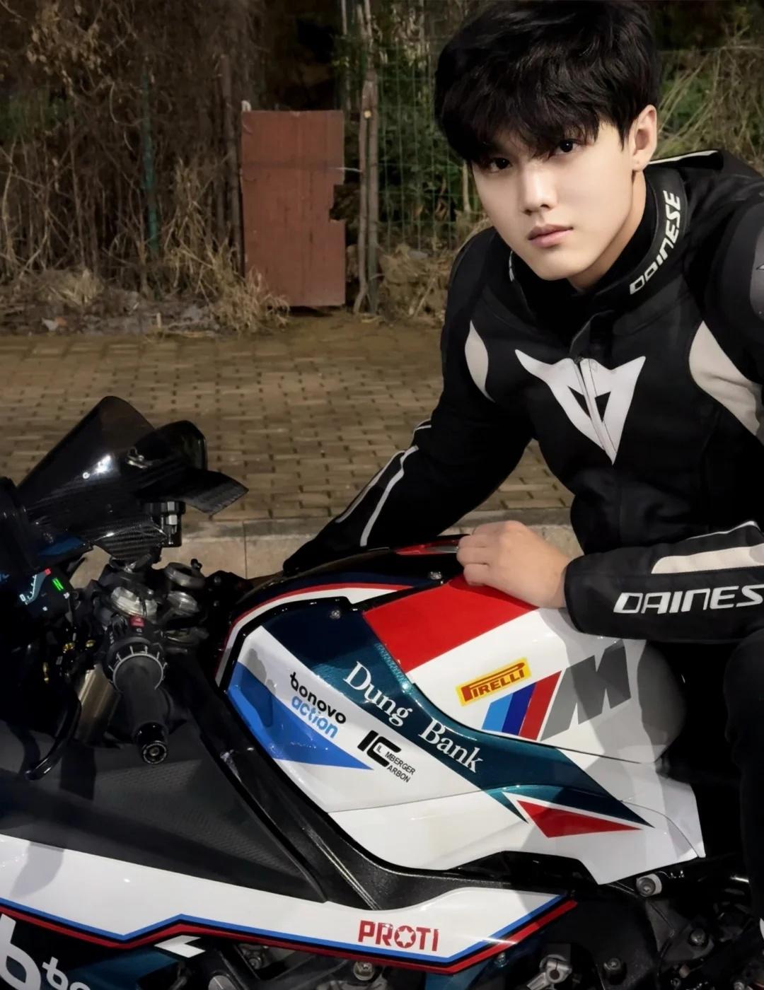 头盔之下，皆是传奇
安全骑行佩戴头盔