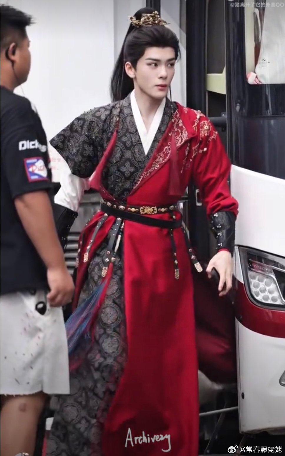 我要是侯明昊粉丝，拳头都要捏碎了，这妆造服装差距太大了 