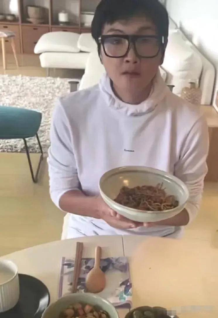 看了下面几张照片，一时有点不敢相信这是孙楠。相对于以前他瘦了很多，戴着眼镜的孙楠