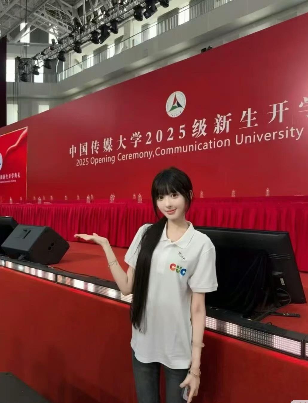 还能记得那个被擦妆五次，最后亮相中传开学典礼的女生吗？ 