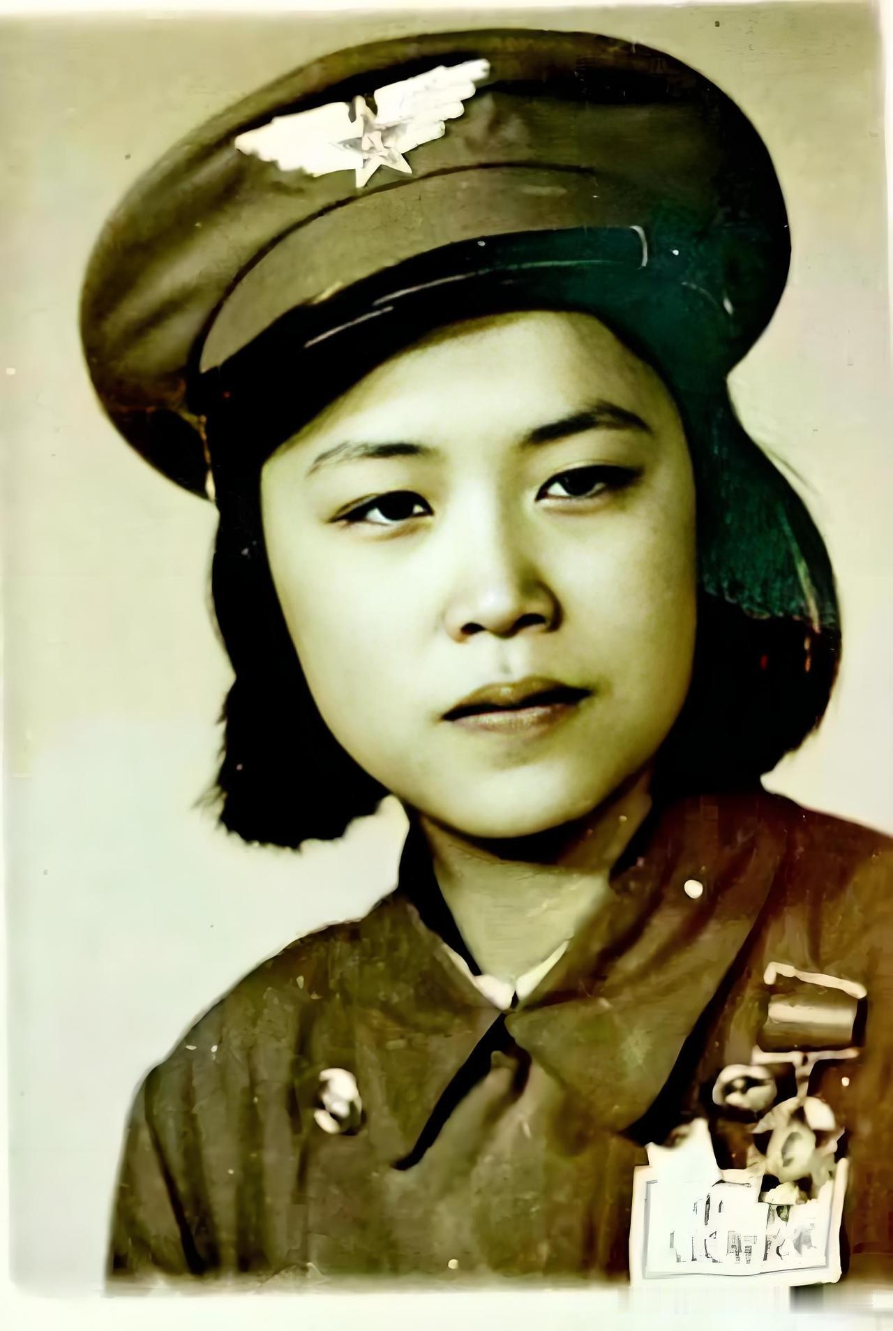 照片中这位留着齐耳短发的美丽女兵，是五十年代的人民解放军。那个时候没有滤镜没有美
