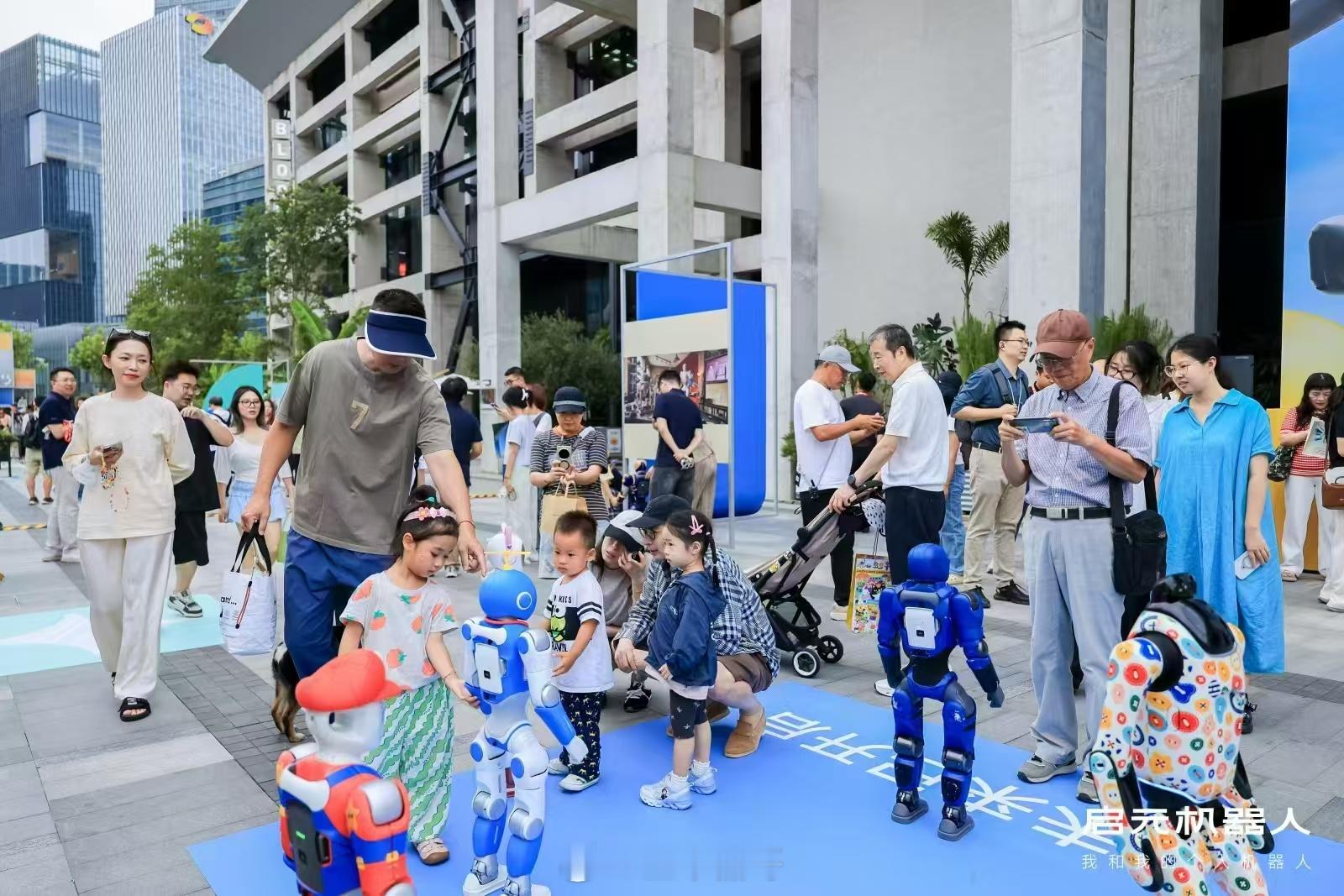 原来长大后会弥补童年的机甲梦小时候草稿纸上的机甲，走出纸面来到眼前。弥补儿时的机