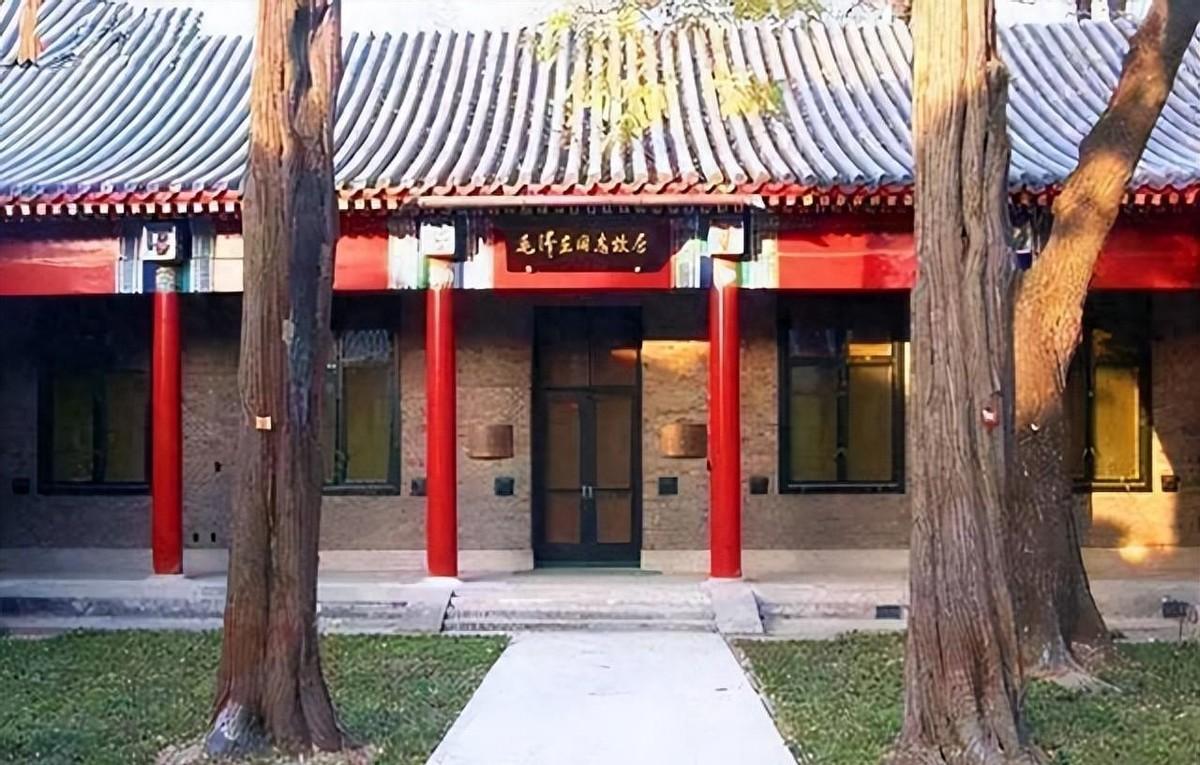 孔冬梅是毛主席外孙女，下巴上也有一颗痣，与毛主席还有一个特别相同的兴趣爱好
20