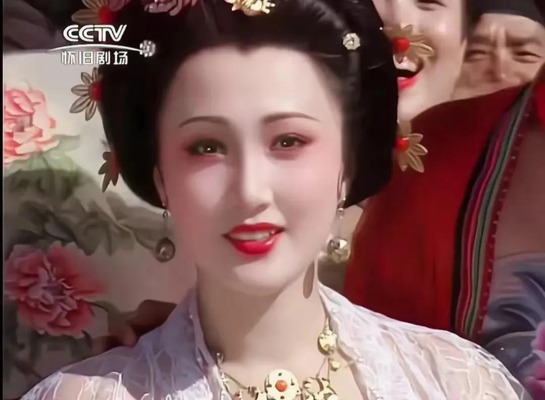 看了那么多版本的杨贵妃，我认为她是饰演杨贵妃最像的人，没有之一。
大家知道，这位