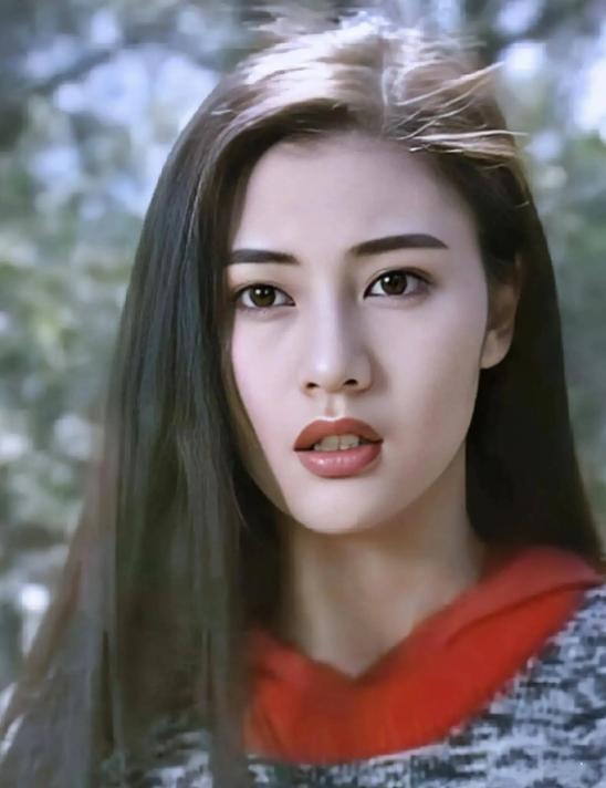 2003年，天上人间的老板覃辉跑到香港去招商，经曾志伟介绍认识了李嘉欣。本来约了