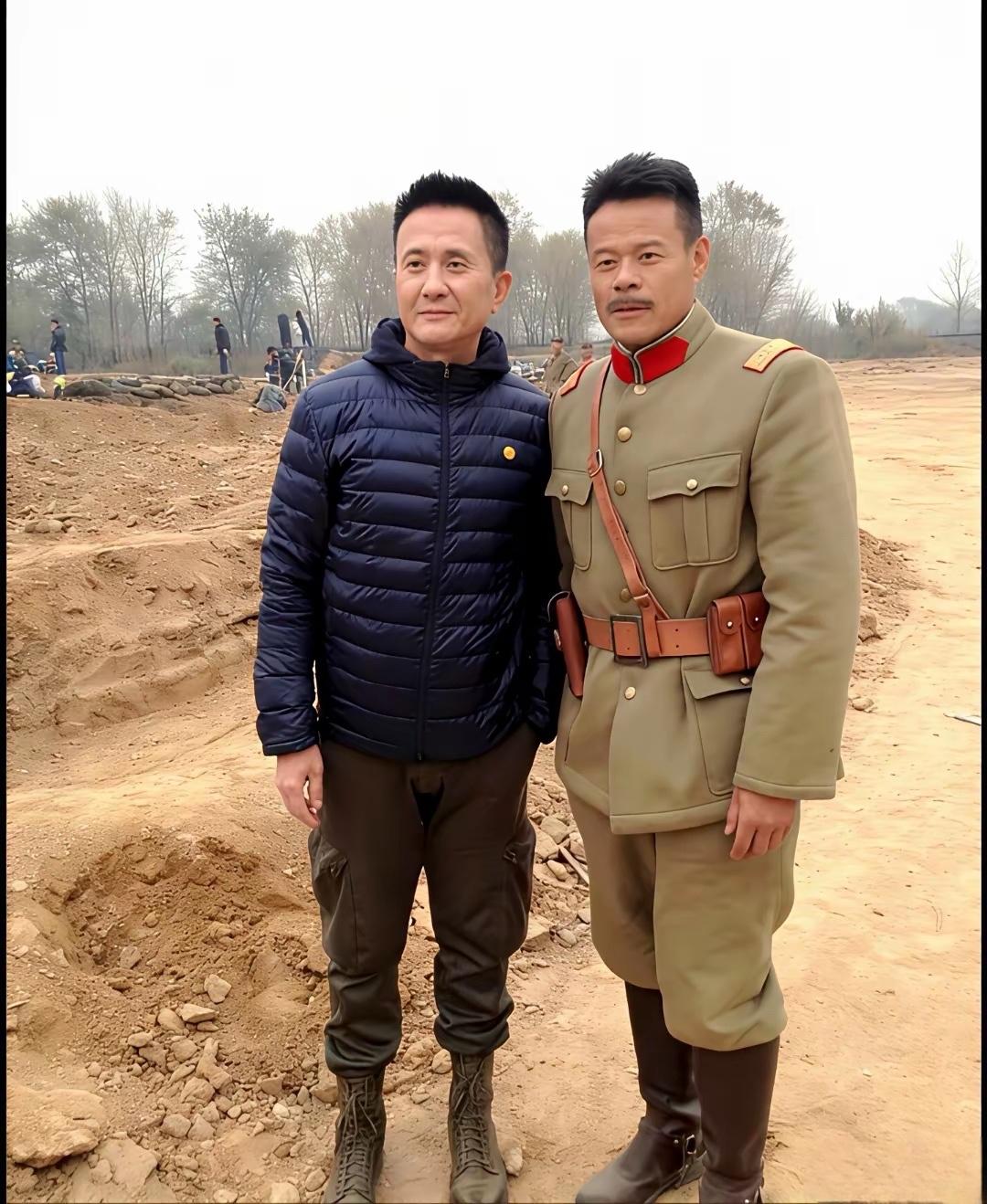 黄品沅的旧照，约2015年，黄品源在拍摄电视剧《少帅》剧组，在现场与张志坚的一张