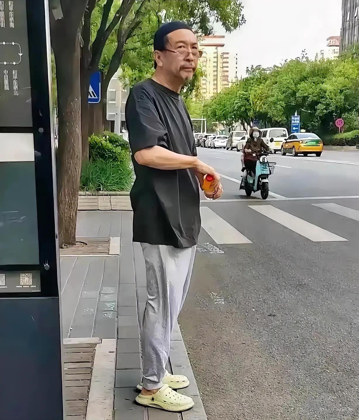 陈晓旭前夫毕彦君穿着朴素随意，站公交站牌边等车。
老戏骨却无明星架子，活明白了的