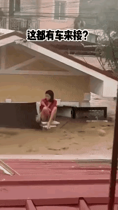 这画面第一眼看的时候，感觉很滑稽，很可笑，但是细看之后一琢磨，这实在是太危险了，