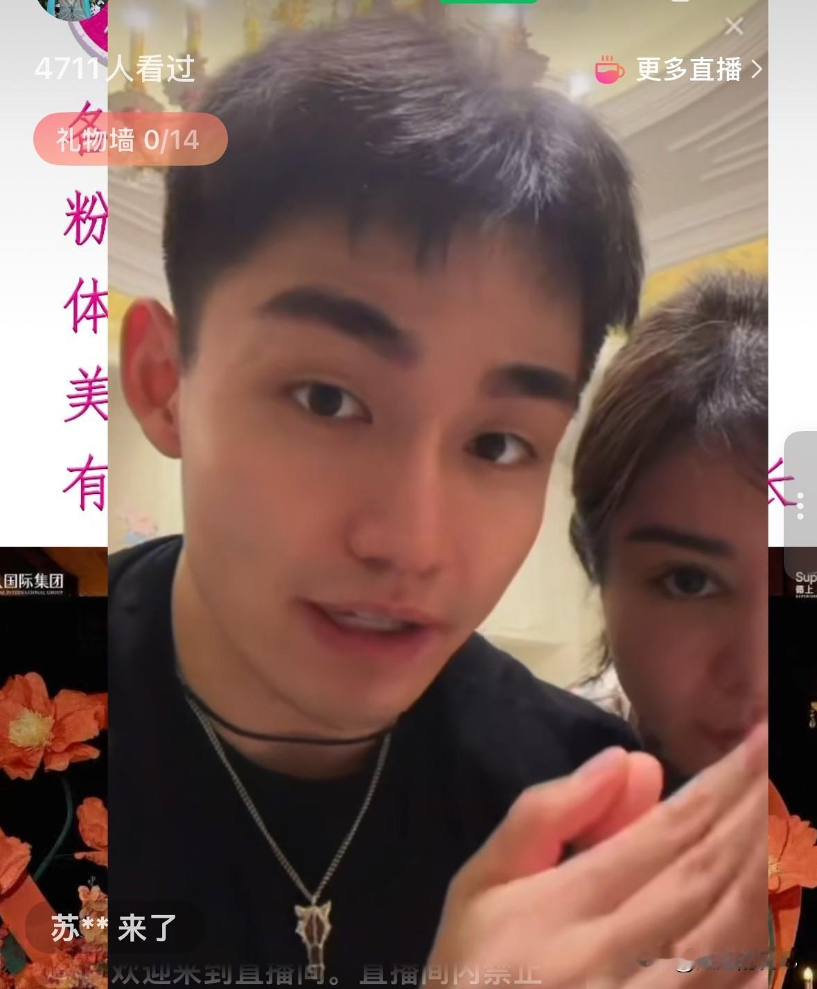 于文红在没有美颜的时候你就会发现，她的脸坑坑包包的特别不平整，特别是下巴部位。