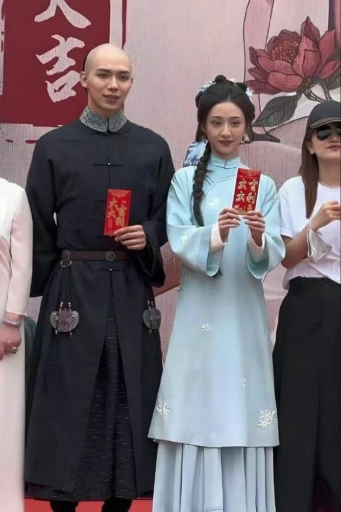 感觉她真的难爆了，现在都落到拍短剧的地步了 ​​​