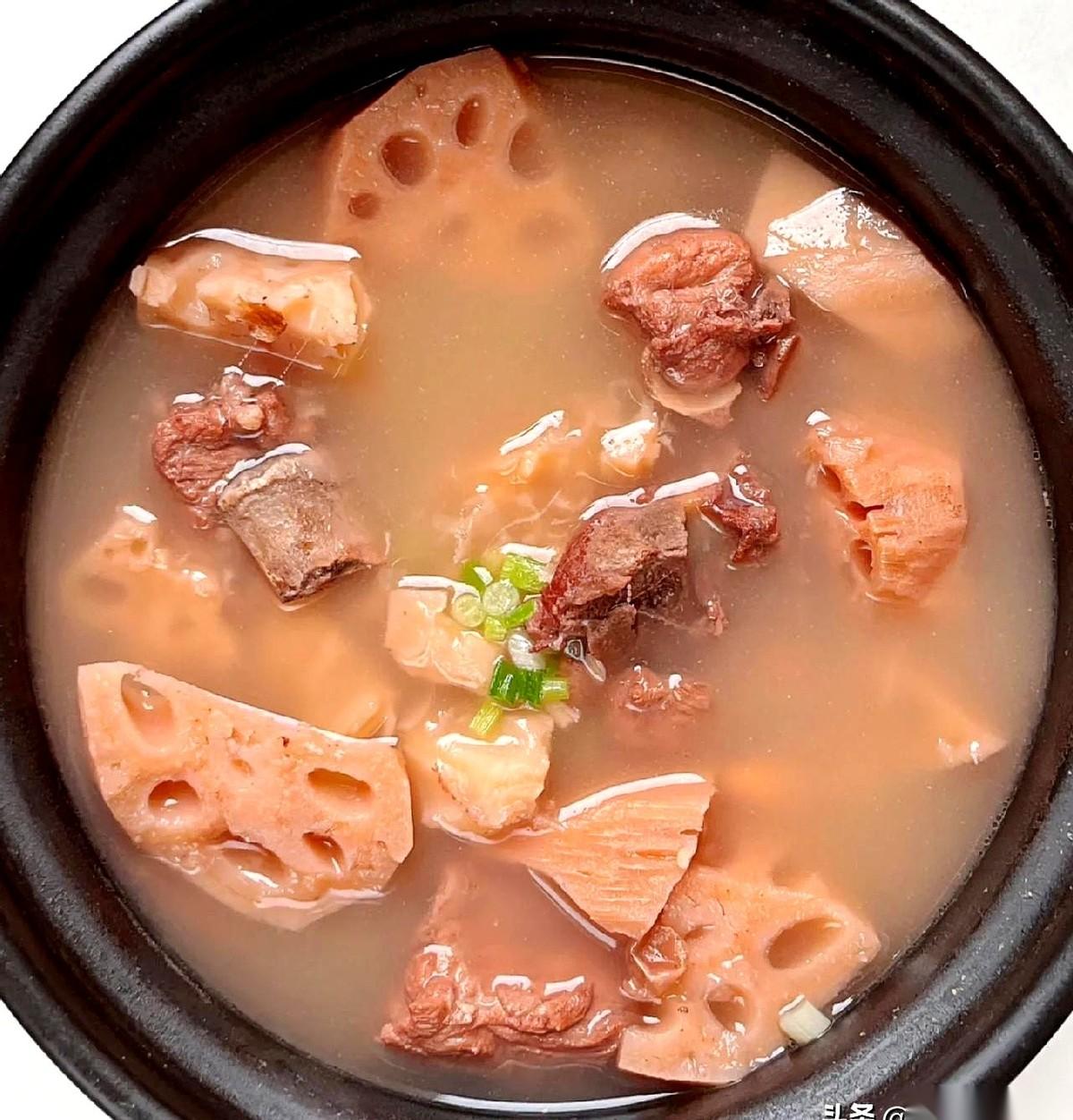 就为了娃下午回家，我脑子里已经上演了一部《舌尖上的战争》。
我，想喝一碗清甜辛辣