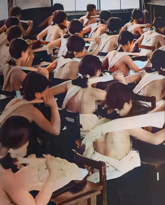 1938年，日本国内，高中生上课一丝不挂地接受军国主义的熏陶时，留下的老照片，镜