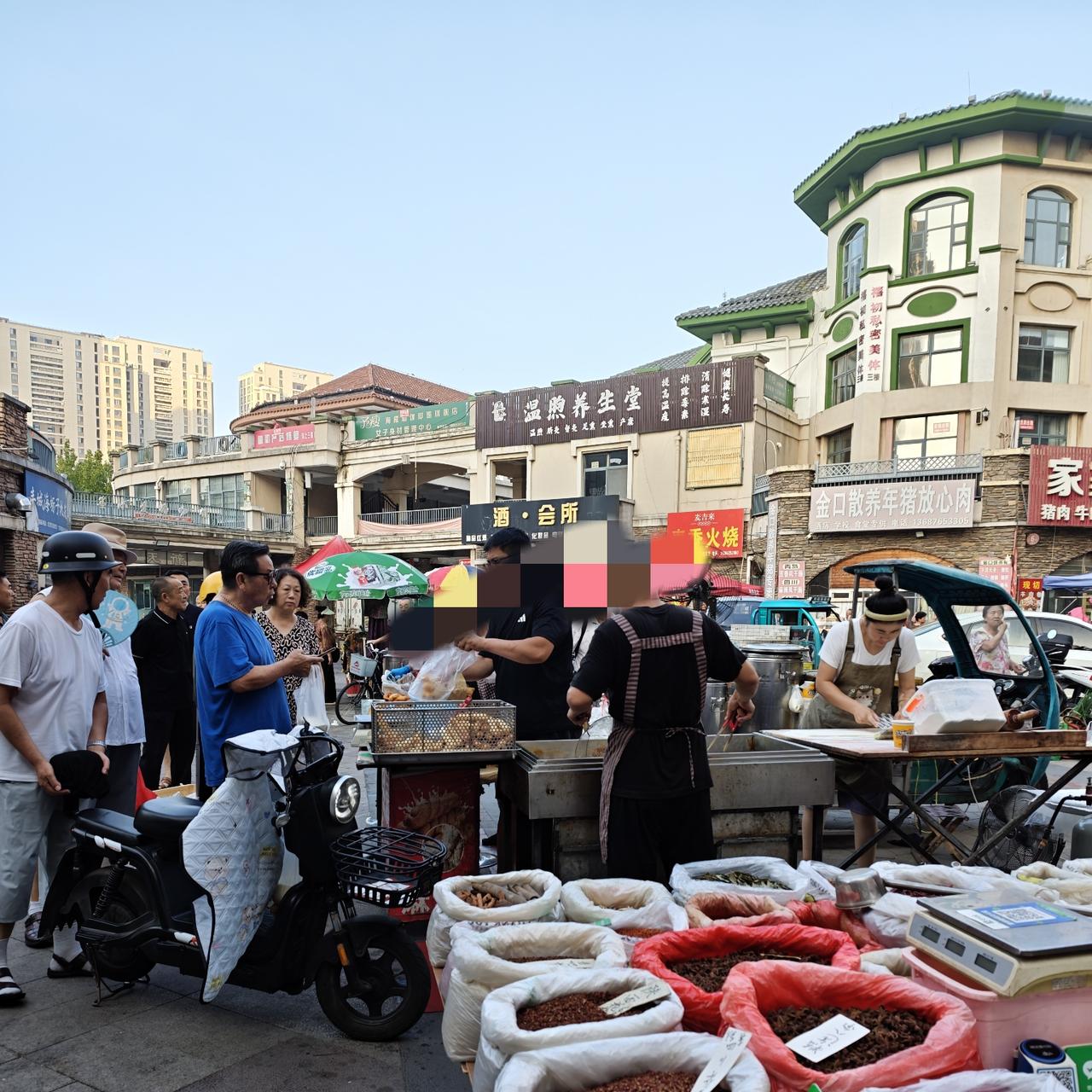 事情的经过是这样的：在一卖早点的摊位上，卖主小伙与一大叔因付款问题争执了起来。