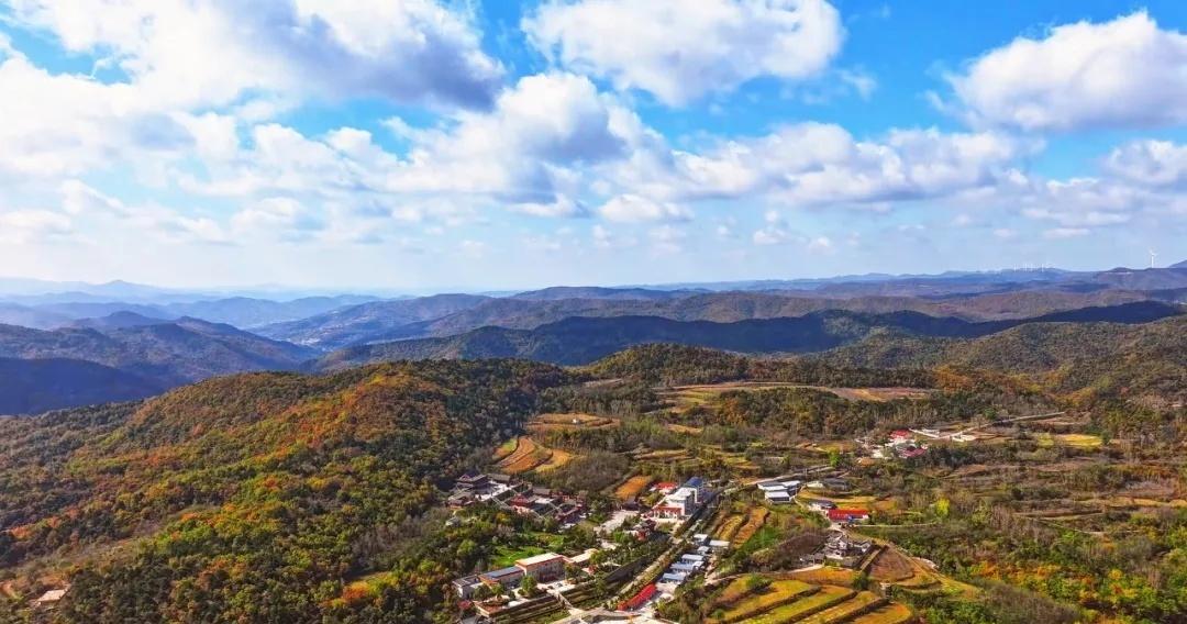 对背包徒步客来说，秋日的云丘山峰岭是徒步的绝佳选择！
我为大家整理了一条 10 
