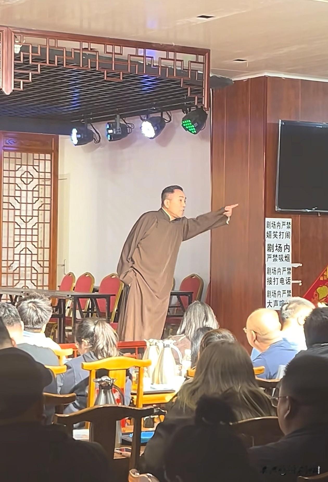 相声演出时，杨议对着一名观众当场发飙。

事情很简单，只因台下观众喊了他一声“杨