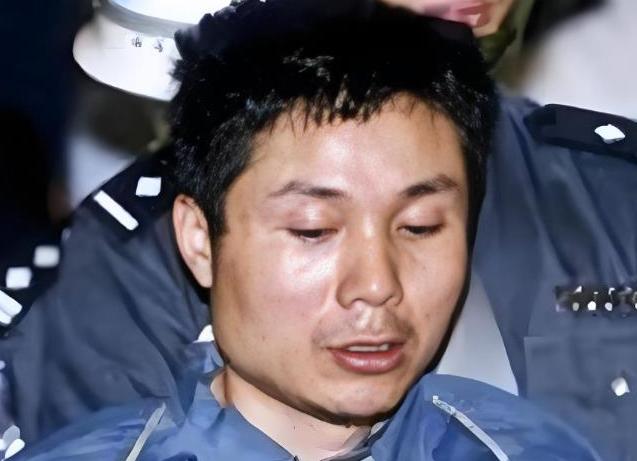 2001年5月20日清晨，当法警手持警绳出现在监舍门口时，张君刚刚吃完一盒方便面