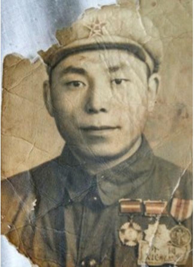 丁亚峰，四川省遂宁县人，1930年9月出生，1949年4月入伍参加革命，1950