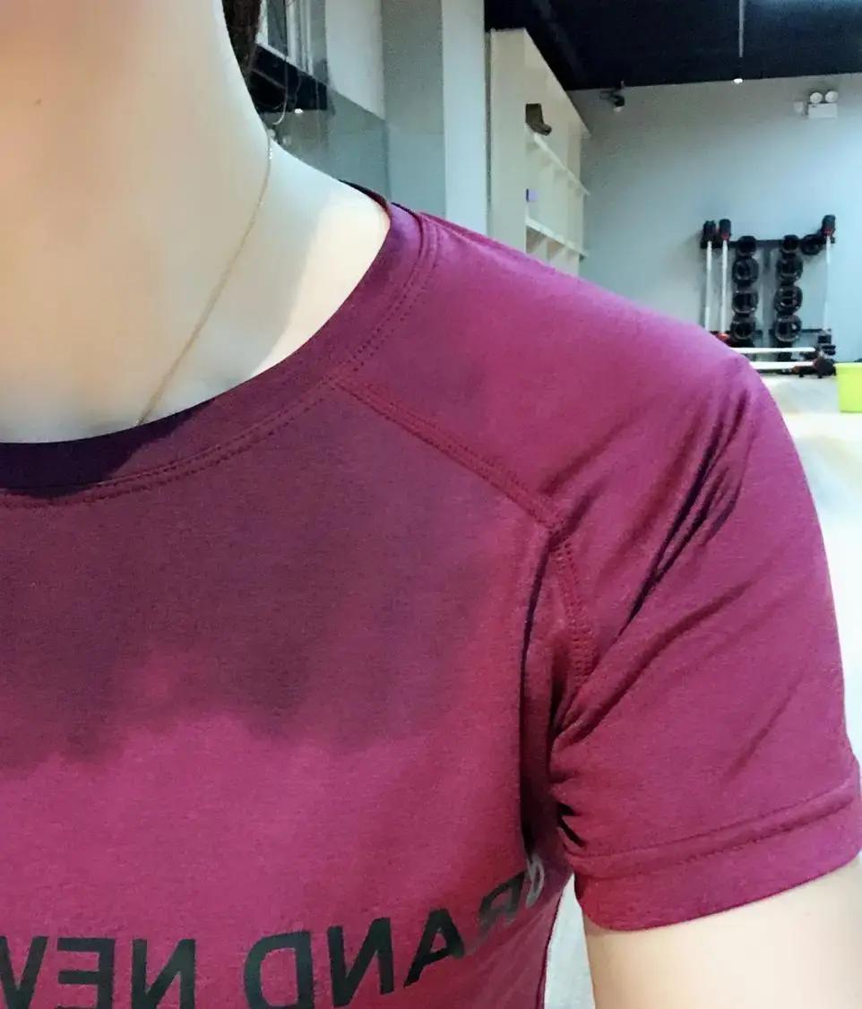 凌晨3点，卧室里突然热浪袭来，胸口发烫出汗，瞬间打湿衣衫，睡眠瞬间被打断，这种突