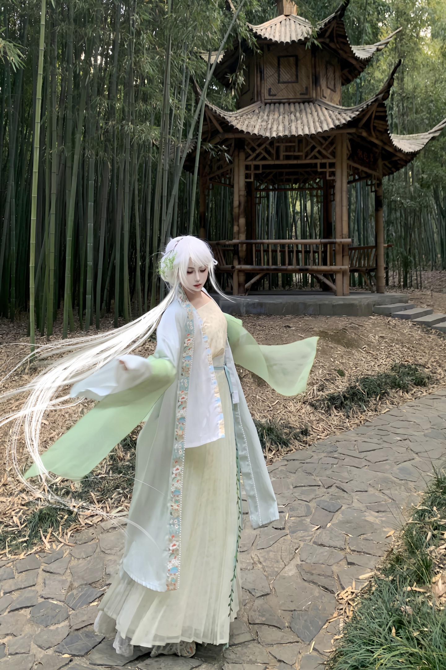 “山青冬隐，二月衔春”