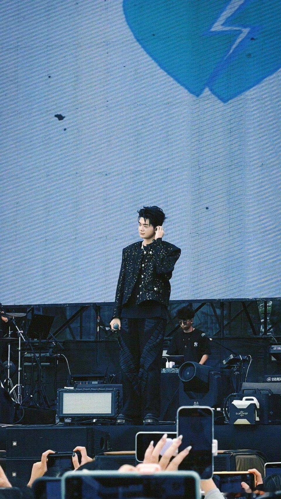 芒果台这波是在大气层选人！《他只是经过》的原唱居然长得比音频还惊艳，20亿播放量