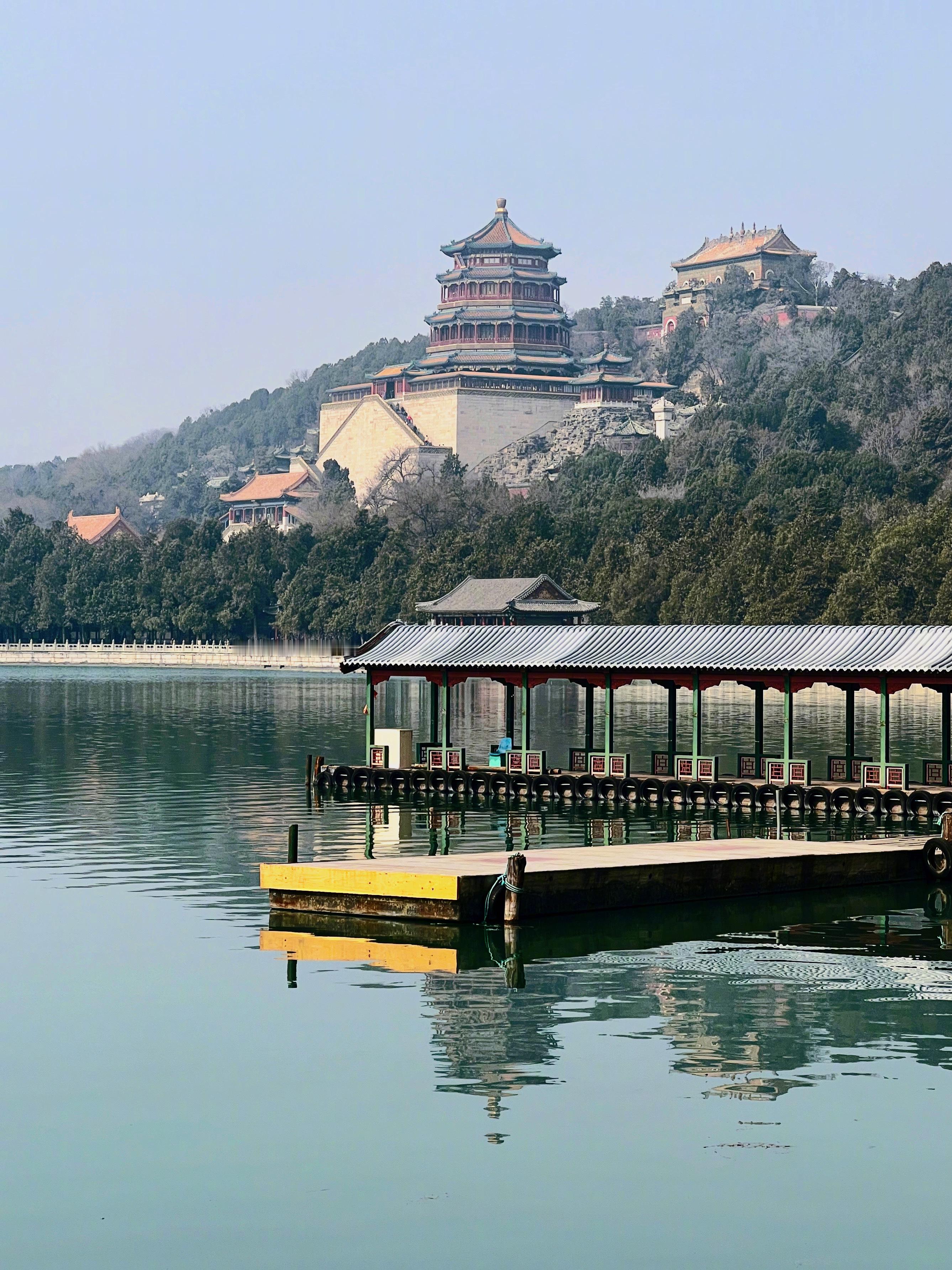 #春游季##去春天里遛遛自己# 漫步在北京颐和园， 仿佛进入了一幅恢宏壮丽的古典