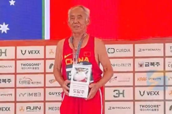 92岁，世界大赛，两金一银一铜。你信吗？

山东大爷，站在世界大师田径锦标赛的跑