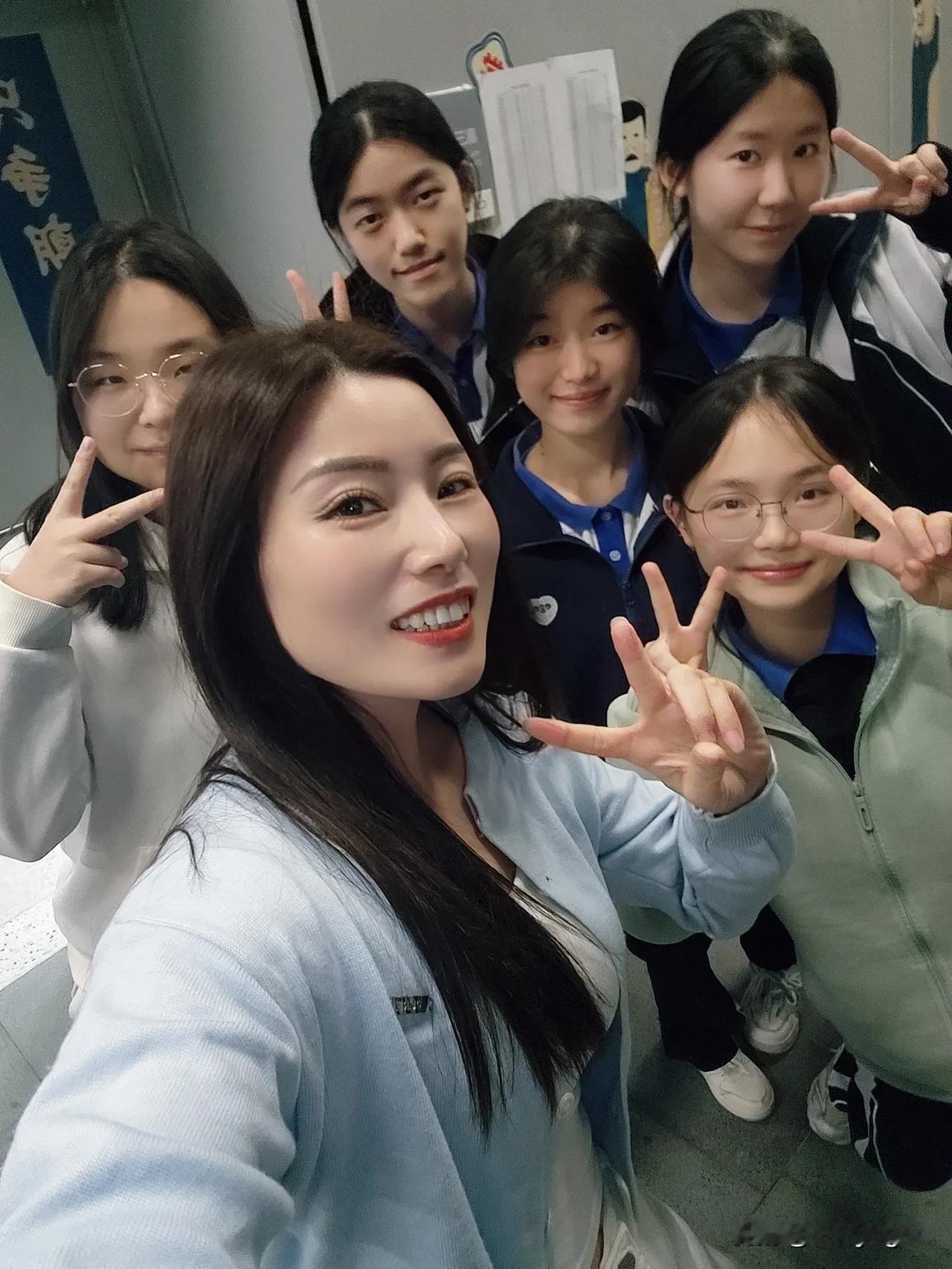 在学校🏫小美女们都很喜欢我哟，心情美美哒！