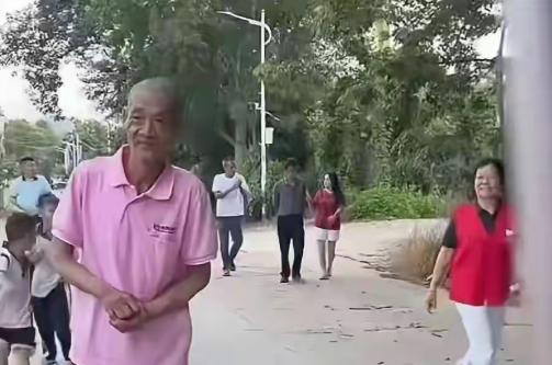 搬水泥大叔家庭原来这么幸福！兄弟三个，一个妹妹，子侄都很出息，妹妹在医院里看到他