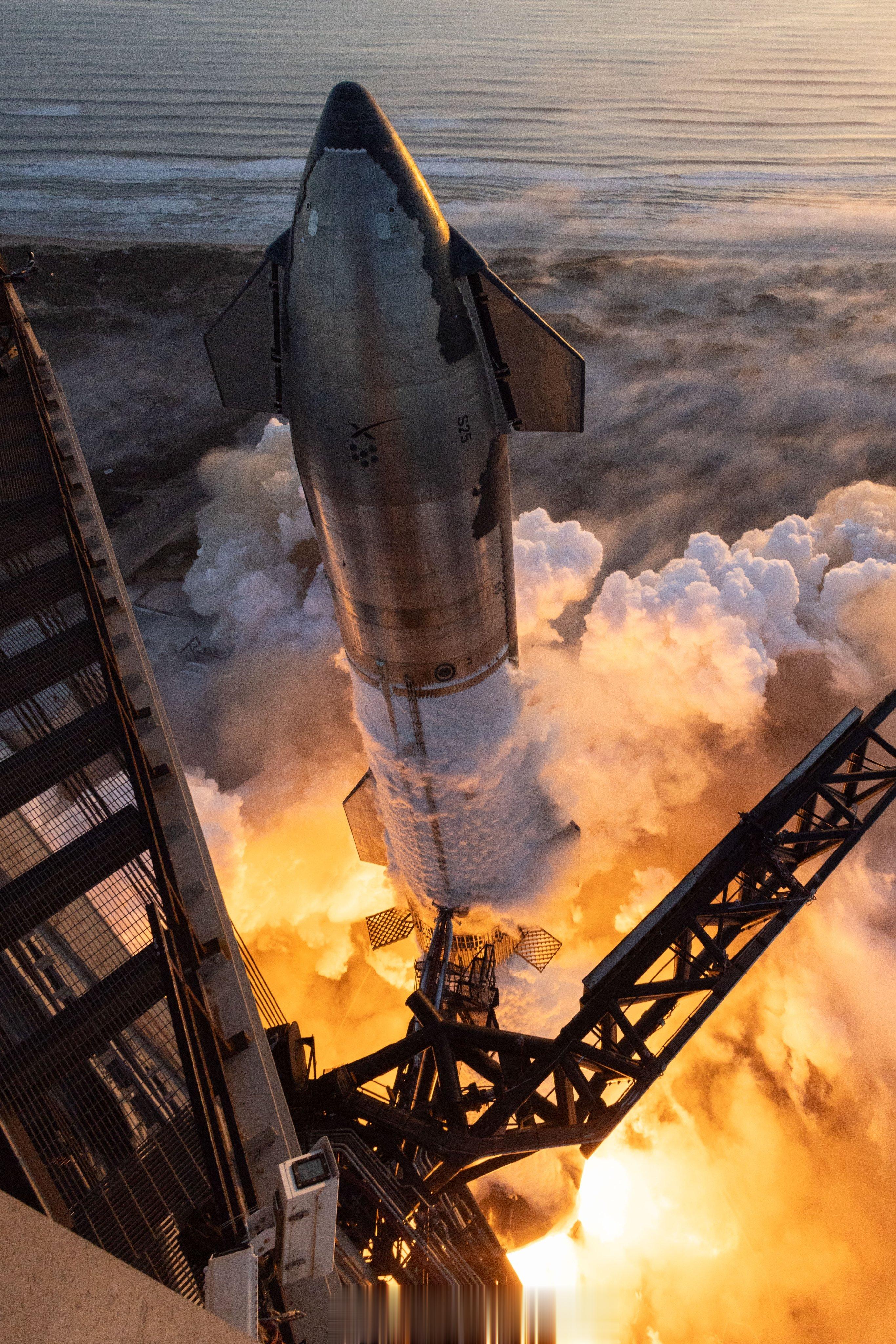 【SpaceX发布星舰高清大图】星舰虽然未能完成预定目标，但无论如何，33个发动