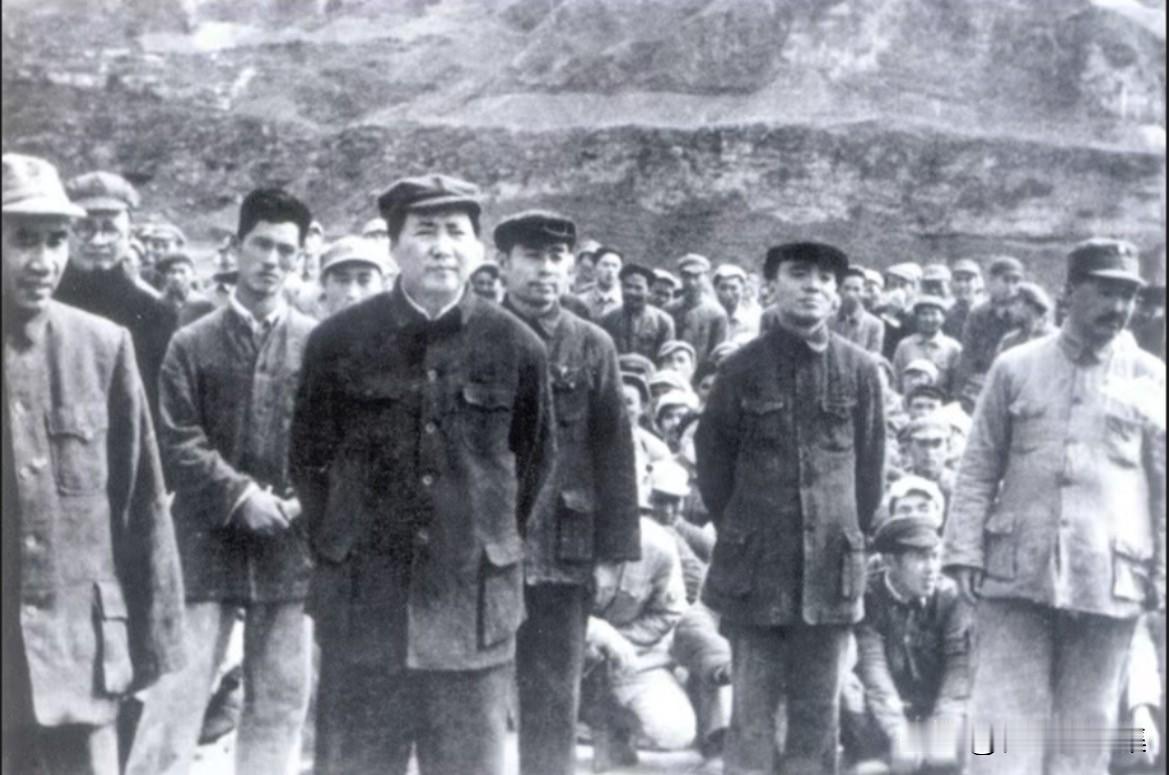 1945年，为调停国共关系、促成党派会议和联合政府的成立，国民参政员褚辅成、黄炎