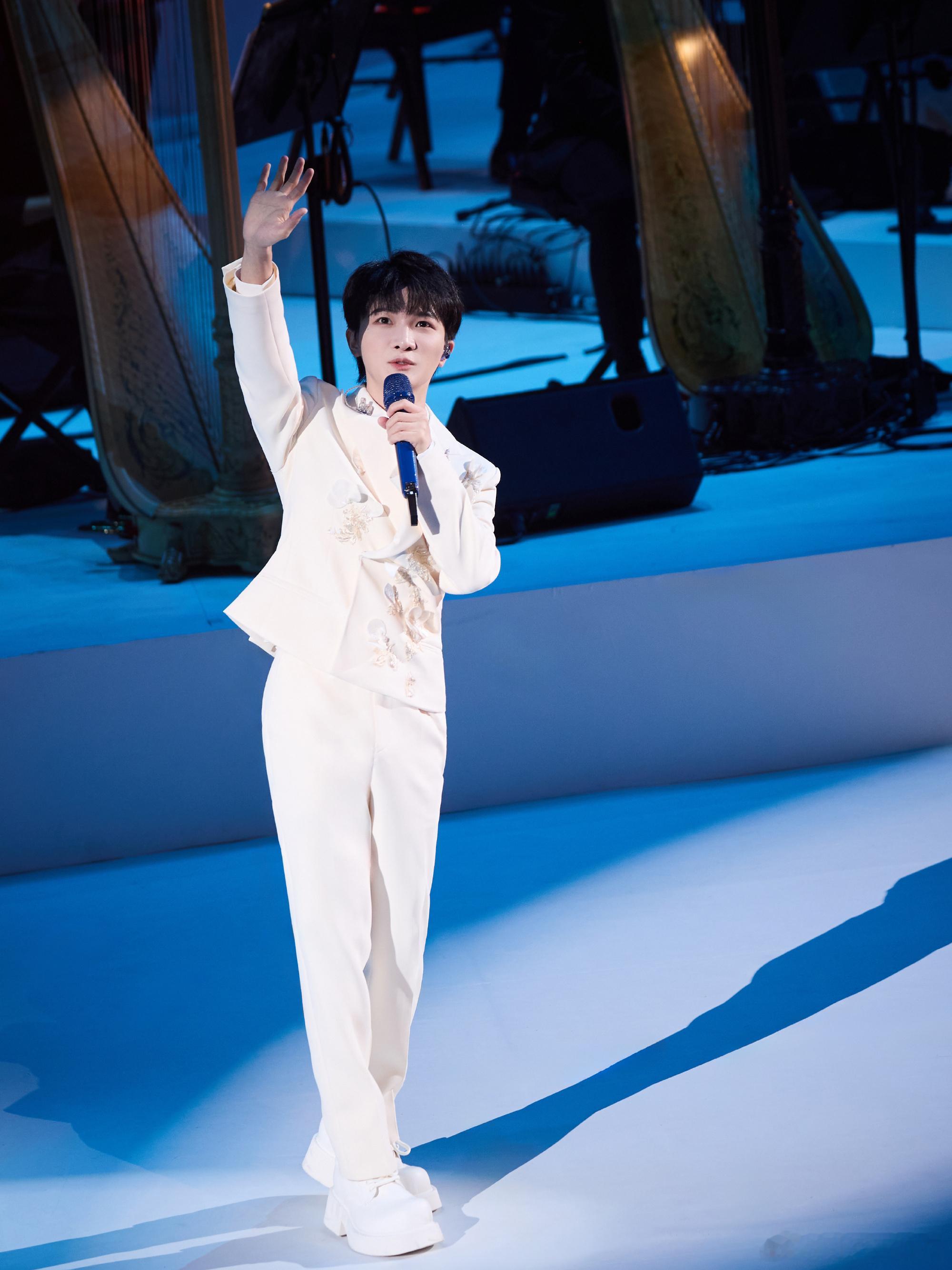 #周深请跑男全组吃饭#周公子买单也太帅了点吧！[哇]是谁羡慕奔跑吧全组我不说！ 