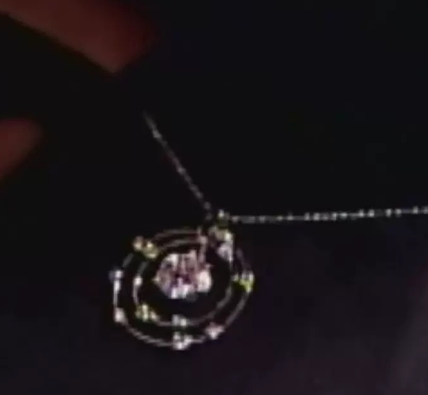 大s雕像外围的那个圈，是流星花园里的流星项链造型，老粉一眼就看懂了，很感人