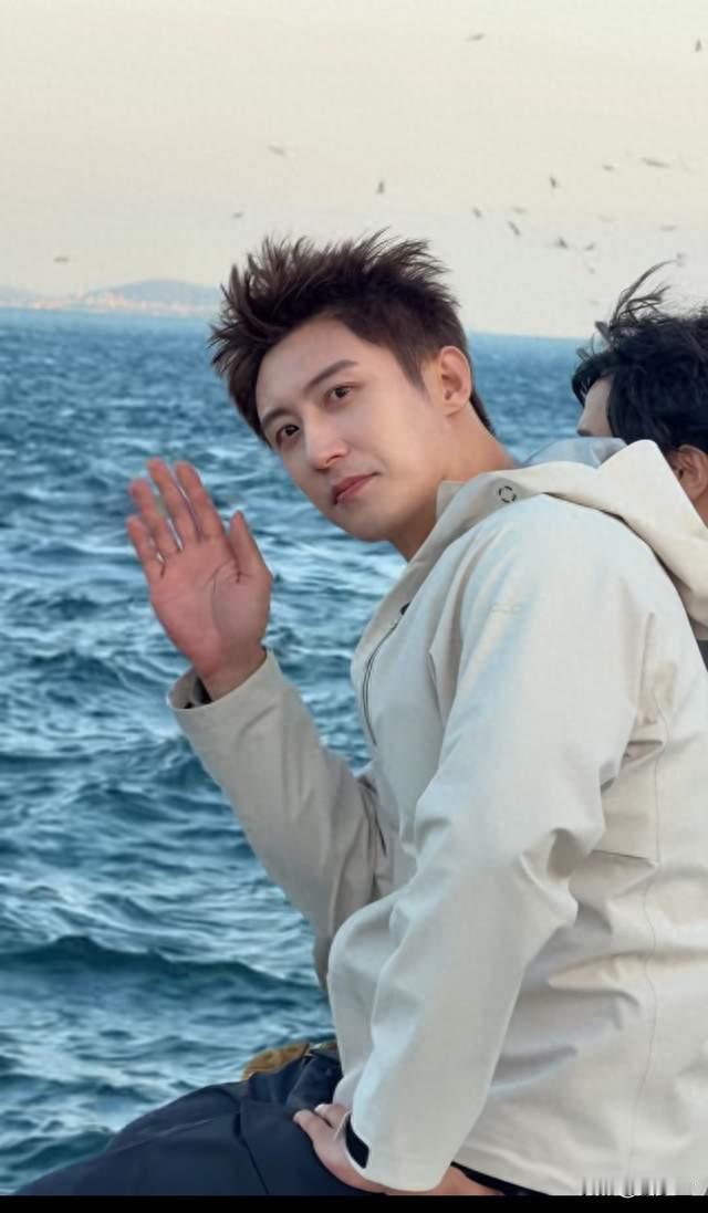黄景瑜海边落日随拍，双手插兜氛围感拉满，褪去硬汉感温柔又松弛