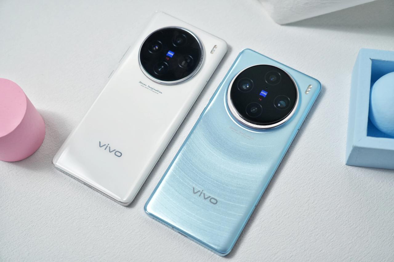 vivo X100系列的设计属于「耐看型」+「意境型」

耐看怎么说？就是不对称