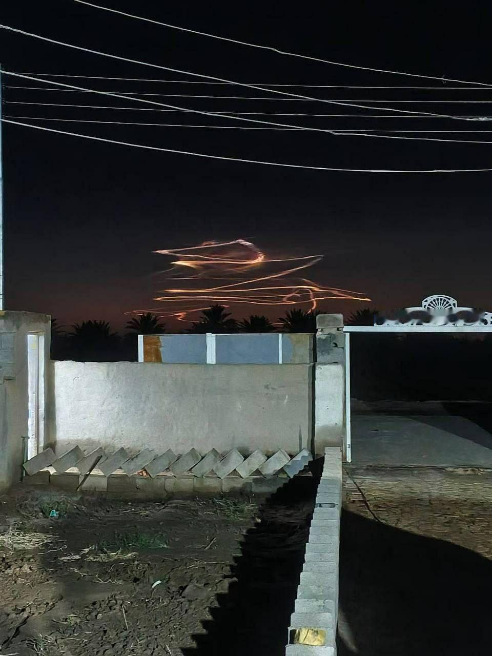 在一个令人着迷的场景中……伊朗火箭在飞向被占领的巴勒斯坦领土之前，在伊拉克的天空